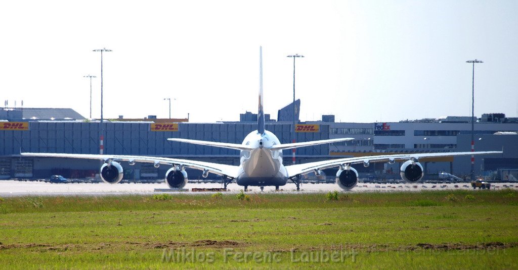 Lufthansa Airbus A 380 zu Besuch Flughafen Koeln Bonn P005.JPG